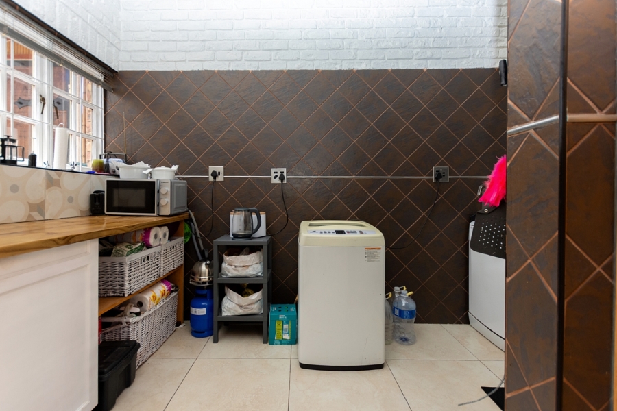 5 Bedroom Property for Sale in Middedorp Western Cape